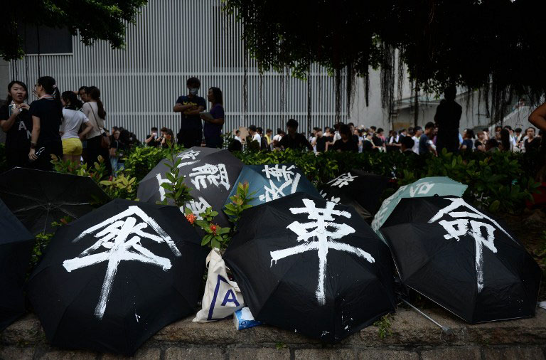 2014年，香港民眾手持雨傘對抗胡椒噴霧與催淚彈的鏡頭震撼全球，當年的雨傘革命成了亞洲民主運動的新象徵。(AFP資料照片)