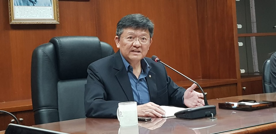 教育部體育署副署長林哲宏2日召開記者會，指針對中華民國滑冰協會停辦「2019亞洲國際花式滑冰經典賽－台北站」爭議，教育部將依國體法第43條對該會處以警告，並停止部分補助，同時撤免秘書長吳奕德職務。(江昭倫攝)