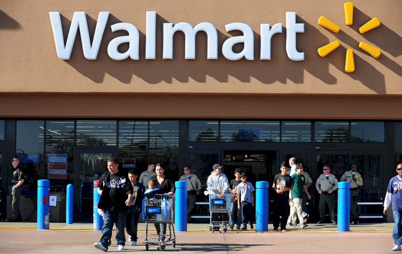 美國零售巨擘沃爾瑪(Walmart)30日宣佈，在全美Covid-19確診率高的地區門市，將再度要求員工戴上口罩。 (AFP)