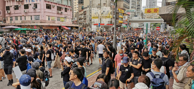 數以萬計的旺角遊行示威者占據了旺角道，並右轉走向彌敦道，而該路線未經批准。（圖：中央社）