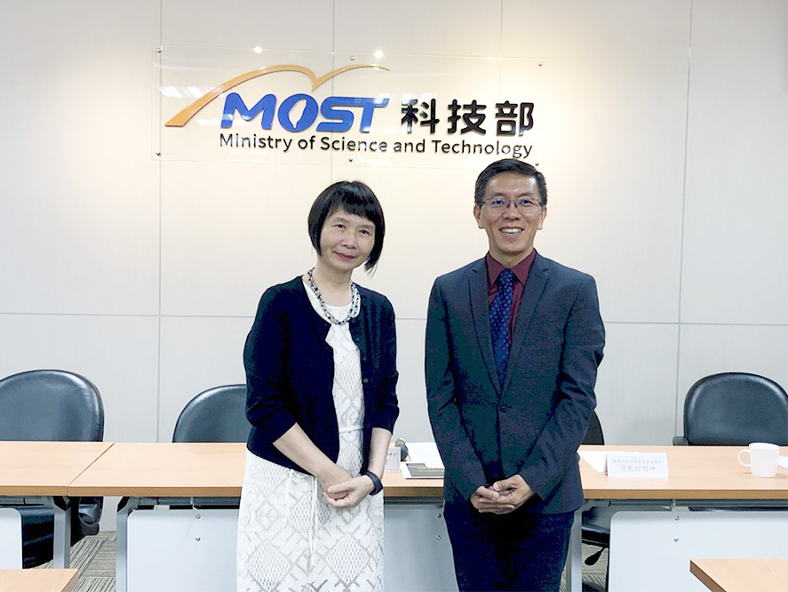 台灣大學地理與環境資源學系教授簡旭伸（右）指出，中國廣設「人工影響天氣辦公室」，已定點化及常態化。（楊文君攝）