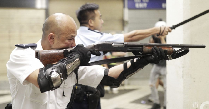 香港警隊正計畫重新聘用一批退休警務人員。圖為先前港警舉槍上膛，瞄準反送中示威者。（資料照）