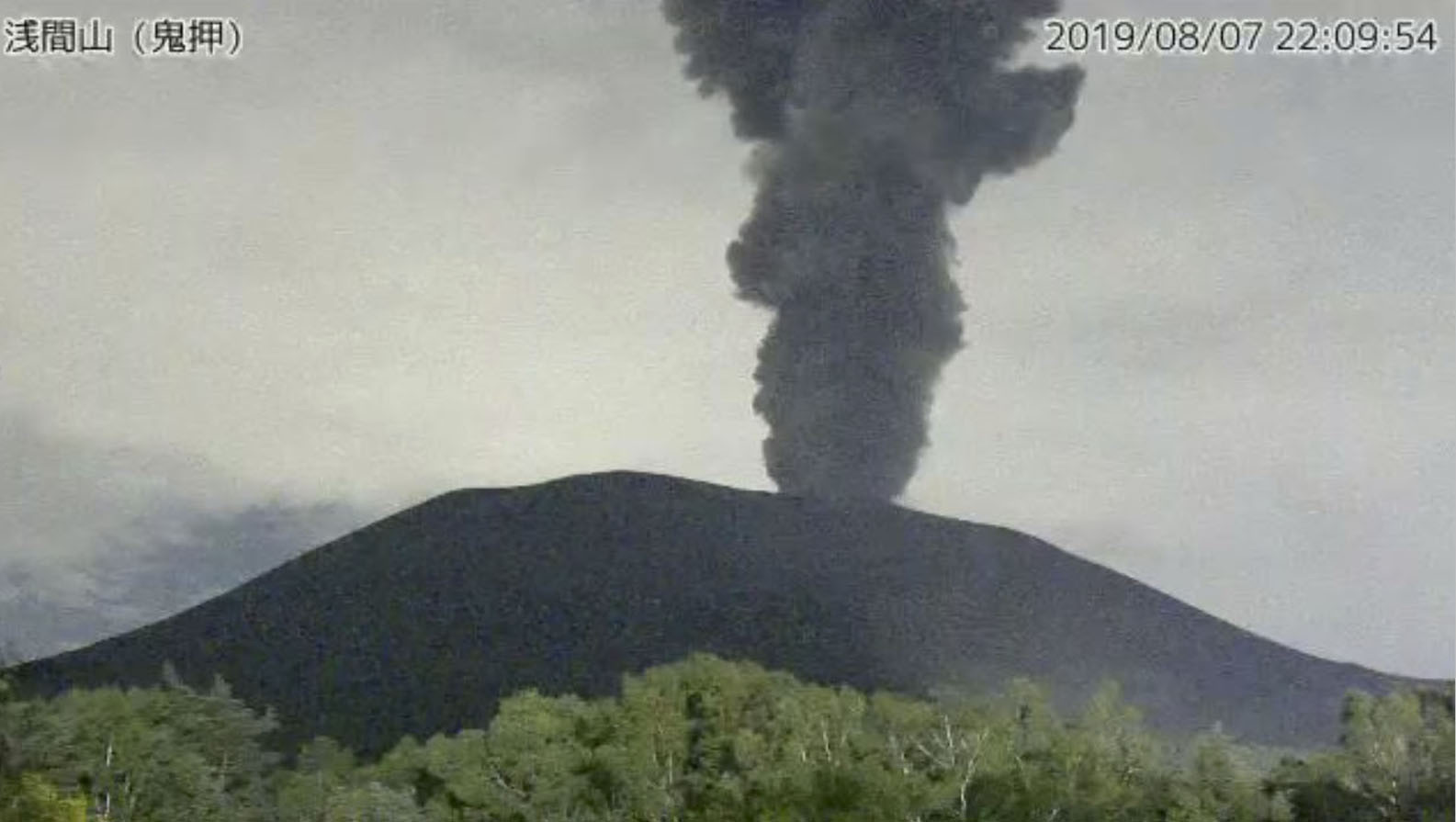 位於日本長野縣與群馬縣交界處的淺間山7日晚上發生小規模噴發。(圖:日本氣象廳)