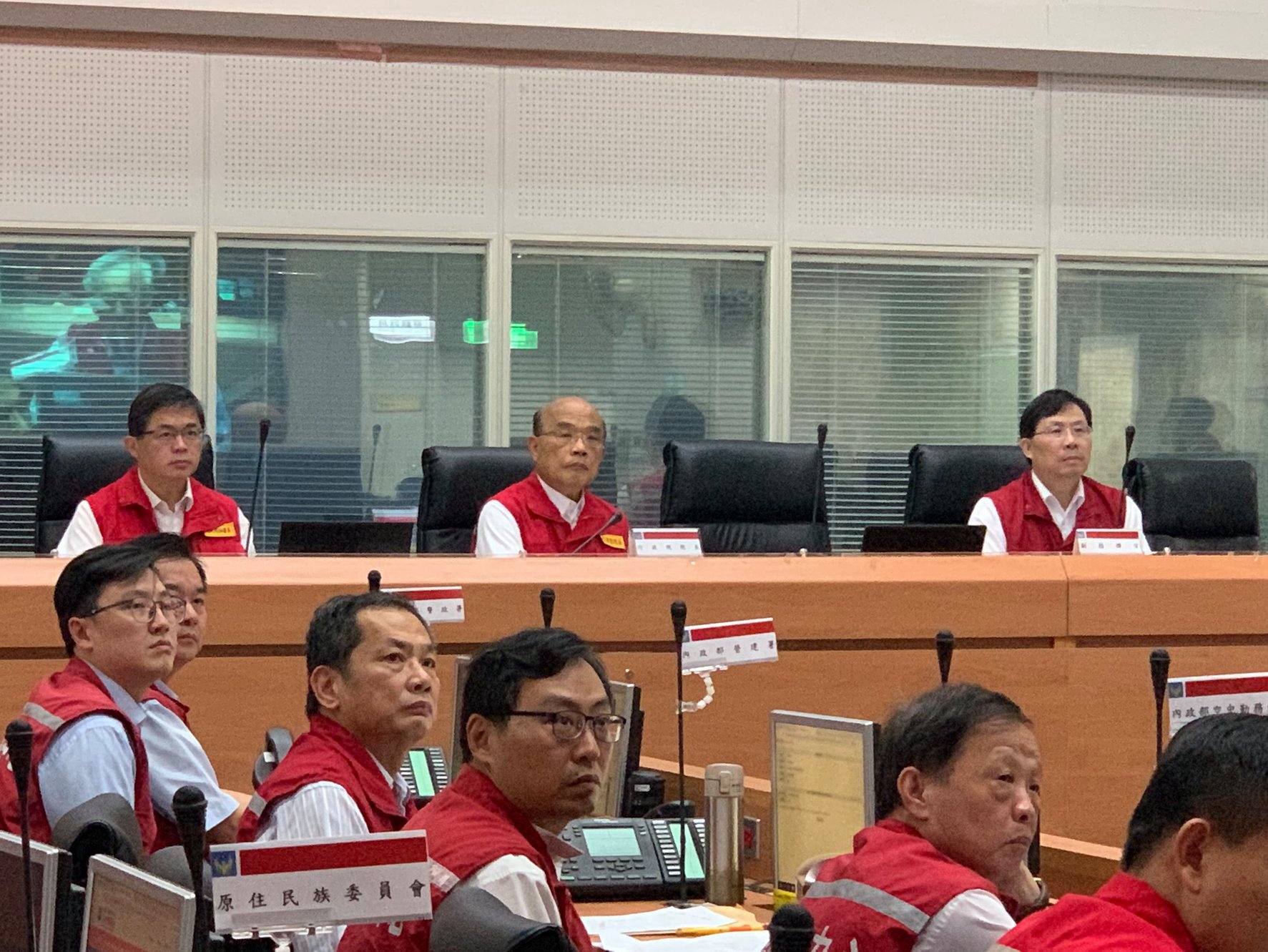 行政院長蘇貞昌8日清晨趕往中央災害應變中心，了解宜蘭地震後的災損情況，以及利奇馬颱風的整備工作。(行政院提供)
