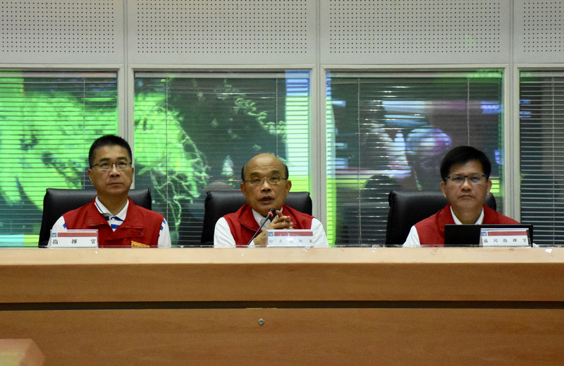 中央災害應變中心指揮官、內政部長徐國勇（左）9日下午表示，颱風雖逐漸北抬，但中南部地區因為西南氣流而帶來的雨量仍會有明顯降雨，尤其山區要特別留意。(圖：中央社)