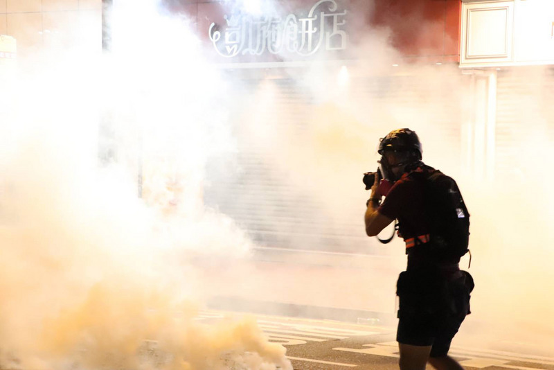 示威民眾沙田點火，港警發射催淚彈。 (圖:中央社檔案照片)