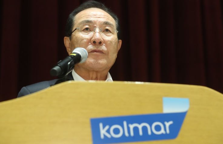 南韓知名化妝品代工大廠韓國科瑪(Kolmar Korea)創辦人、現任會長尹東漢(Yoon Dong-han)，因為強迫員工觀賞影音網站YouTube上一段讚揚日本的影片，在強大壓力下請辭。(圖取自網路)