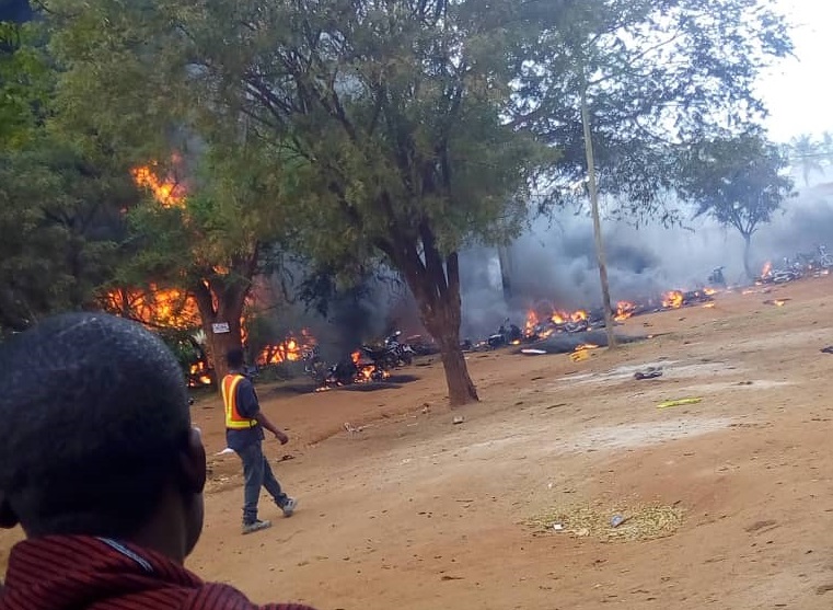 坦尚尼亞莫洛哥羅附近10日發生油罐車翻覆爆炸事故，造成至少64人死亡和70人受傷。(圖取自推特)