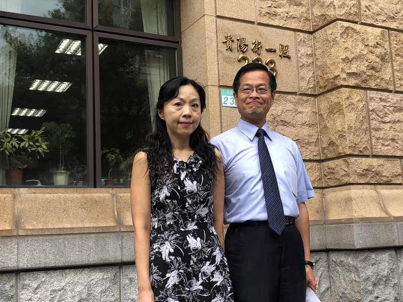 前最高法院法官楊絮雲（左）不滿遭分案霸凌，日前和丈夫、高院刑事庭庭長周盈文（右）一同公開露面，表示她握有11項證據可證明最高法院沒有電腦抽籤分案。(資料照片/CNA)