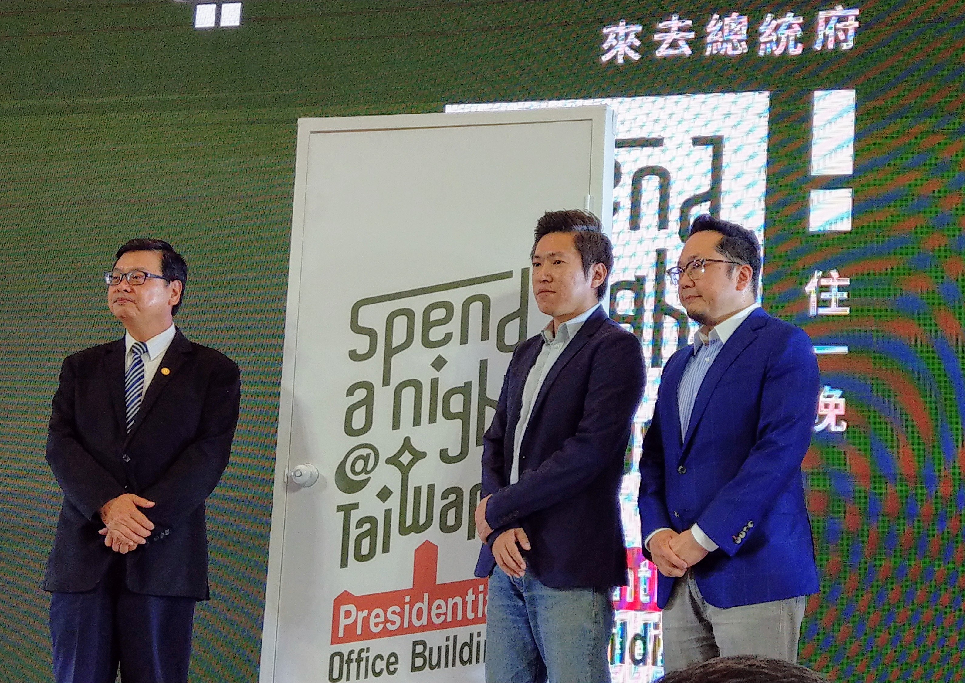總統府發言人張惇涵(右2)希望透過總統府免費住一晚的體驗活動，讓國外旅客更認識台灣的自由、民主與開放。(劉品希 攝)