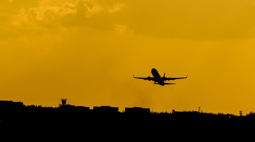 研究人員12日表示，俄羅斯全面入侵烏克蘭後對西方航空公司關閉空域，導致飛機繞道、飛行距離拉長，使得航空業的二氧化碳排放量增加。 (示意圖/Dominik Scythe/Unsplash)
