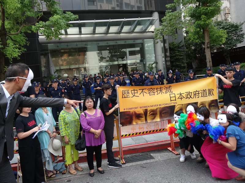 最後一名前台籍慰安婦過世。圖為婦女救援基金會、國際特赦組織等團體在2019年8月14日國際慰安婦日，前往日本台灣交流協會前抗議。(資料照片/中央社)