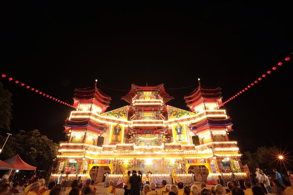 雞籠中元祭主普壇開燈放彩。(圖：林右昌臉書)