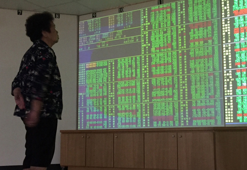 台股盤中下挫逾百點 鴻海跌破90元關卡。(資料照片/CNA)