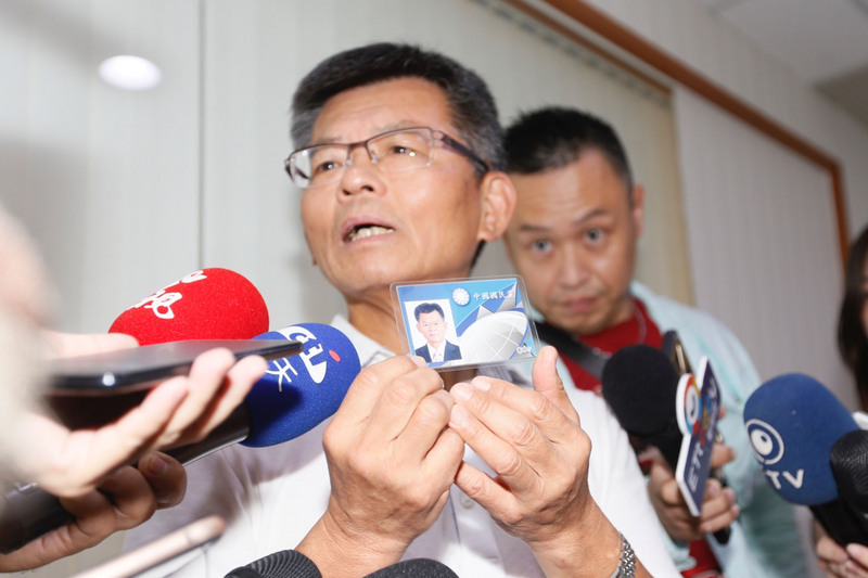 楊秋興15日下午召開記者會宣布繳回中國國民黨黨證，即日起退出國民黨。(圖：中央社)