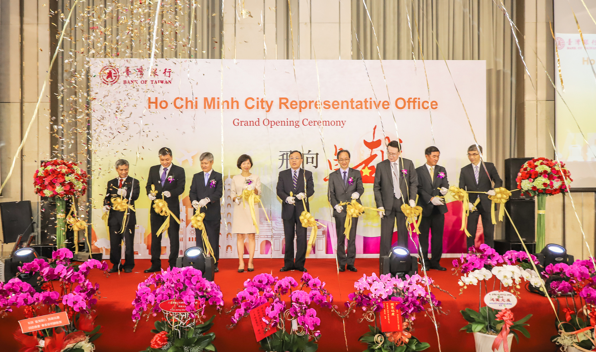 臺灣銀行胡志明市代表人辦事處開幕，由呂桔誠董事長(中)及貴賓共同剪綵。（臺銀提供）