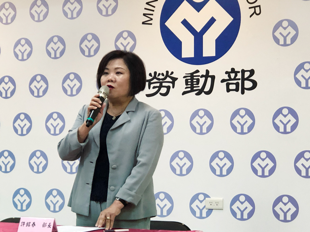 勞保年金改革草案年底將出爐，勞動部長許銘春指出，期盼這次的改革可以延長勞保10年、甚至20年的財務狀況，所以一定會溯及既往，否則對年輕人不公平。（資料照/楊文君攝）