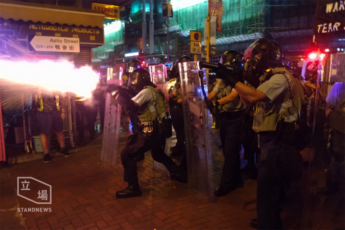 香港警方9日公布武器使用數據，自6月9日至今半年的多次驅離行動中，警方已發射1萬6千枚催淚彈，各類彈種共4萬枚。(圖: 立場新聞)