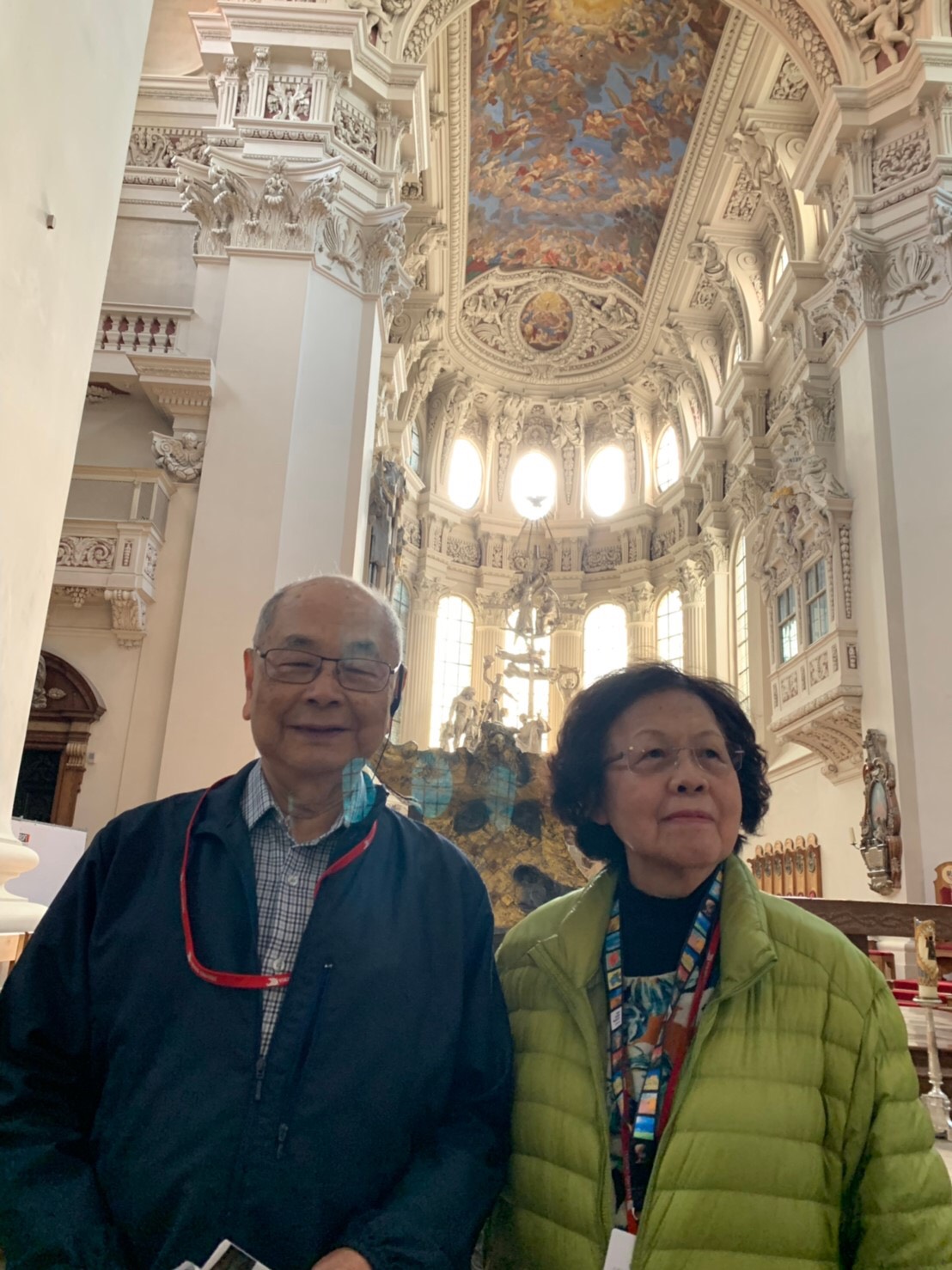 總統府前顧問鄭紹良(左)病逝於維也納，其妻鄭黃美玲(右)正於當地申請辦理火化事宜。(圖：家屬提供)