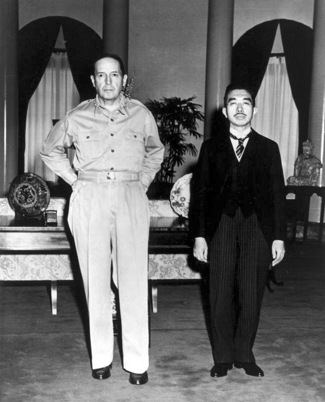 二戰後，裕仁天皇與麥克阿瑟會面。1945年。圖：公有領域
