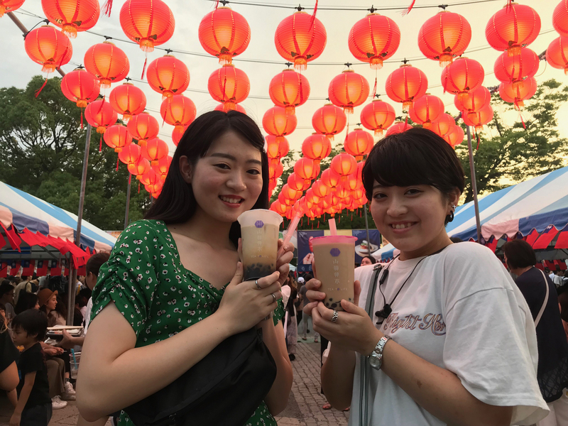 台灣國民飲料珍珠奶茶在日本熱賣，意外推升當地茶飲市場規模，連中國連鎖品牌也來搶市場。圖為日本女性參加在東京舉行的台灣嘉年華（Taiwan Festa）活動手拿珍奶畫面。（中央社資料照）