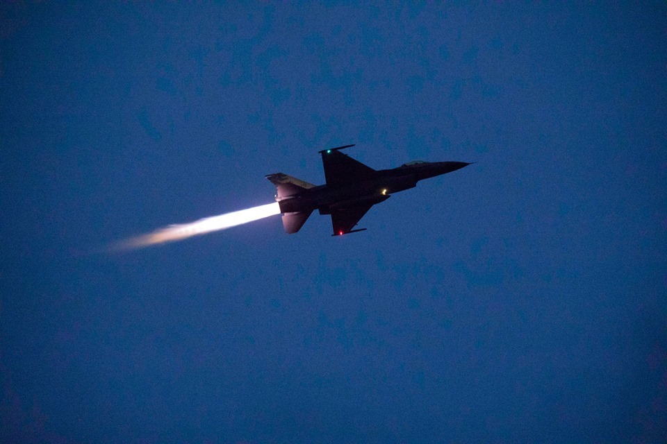 行政院國家搜救指揮中心17日晚間表示，國防部通報有1架F-16戰機晚間6時17分雷達光點消失在花蓮外海處，現已通知海巡署出勤搜救、空勤搜救機待命。(資料照/第5聯隊提供）