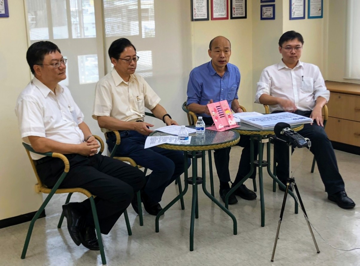 韓國瑜(右2)22日中午與國政顧問團直播，端出首波能源政見。(韓國瑜競選總部提供)