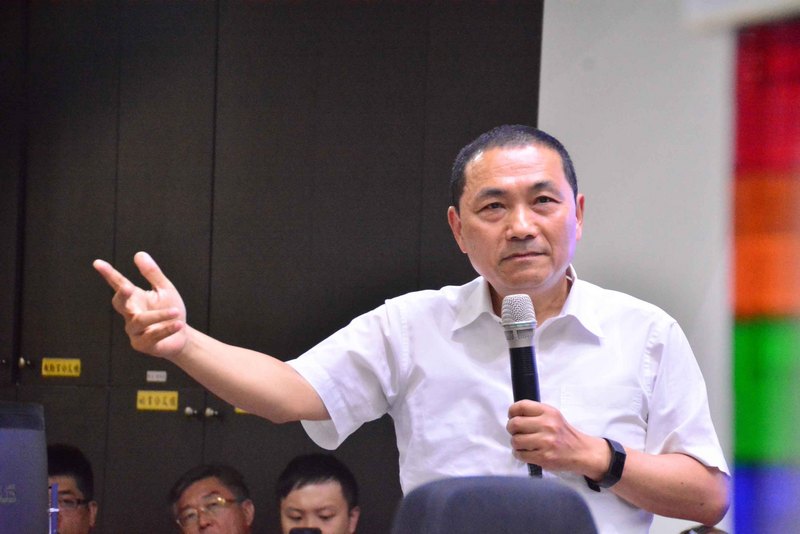 新北市長侯友宜（前）22日出席活動時就核電議題表示，沒有核能安全、沒有能力處理核廢料，就沒有核電；只要沒有人民的支持，核電都是假議題。(圖：中央社)