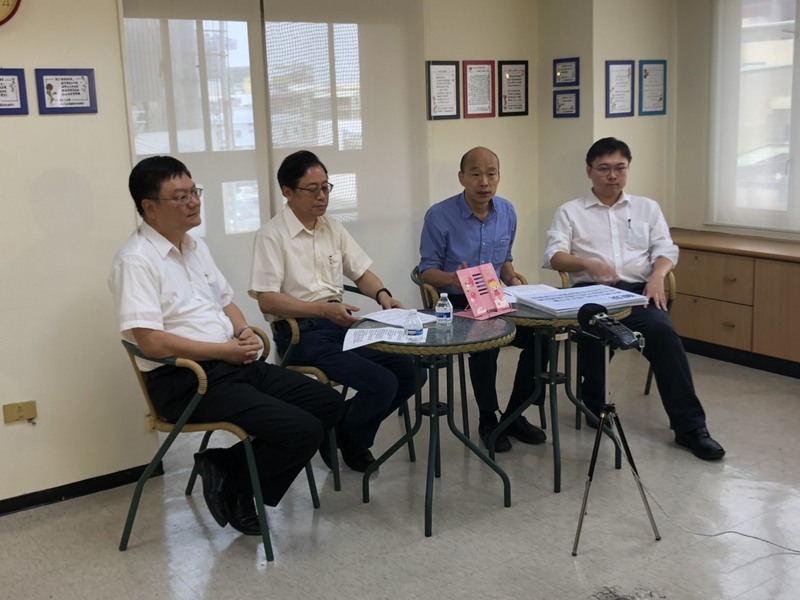 國民黨總統參選人韓國瑜（右2）22日利用中午時間，和國政顧問團總召張善政（左2）、副總召杜紫軍（左1），以及顧問、推動重啟核四公投的黃士修（右1）進行臉書「首波國政直播開講」，談能源政策，韓國瑜主張，在安全無虞、人民同意的條件下，支持重啟核四。（韓國瑜競選總部提供）