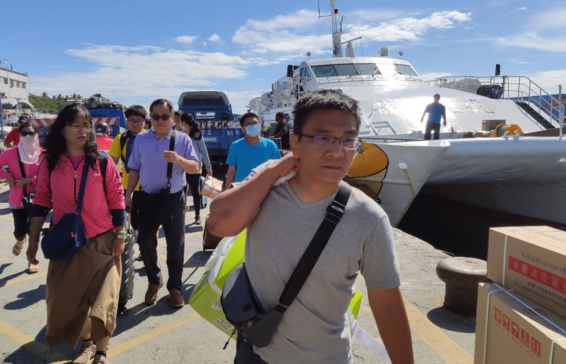 颱風白鹿逼近，台東交通輪業者23日上午加開綠島往台東7航次，疏運2000多名旅客返回台東。(圖:中央社)