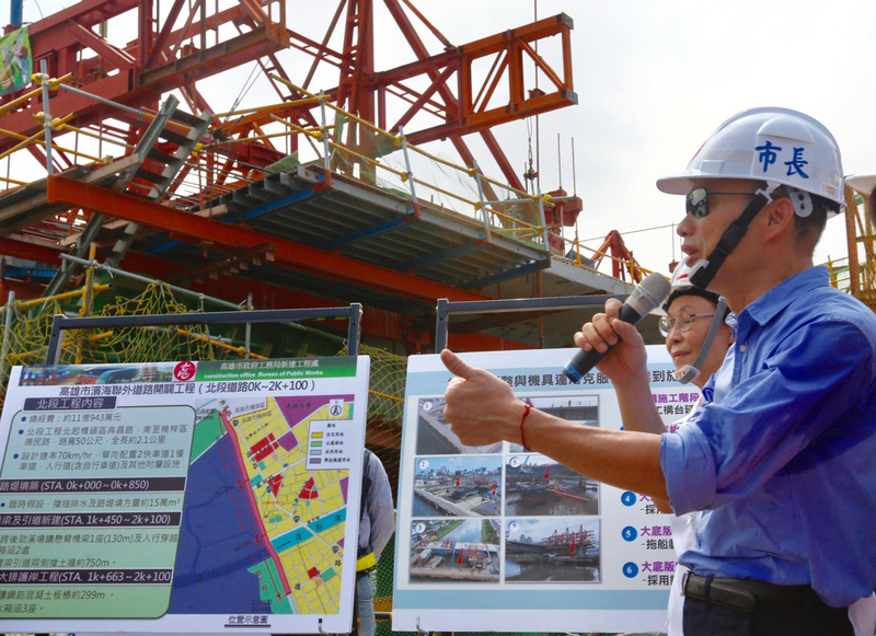 高雄市長韓國瑜（右）23日上午前往高雄市楠梓區視察台17線道路開闢工程，特別關心工安問題及防颱準備。(圖：中央社)