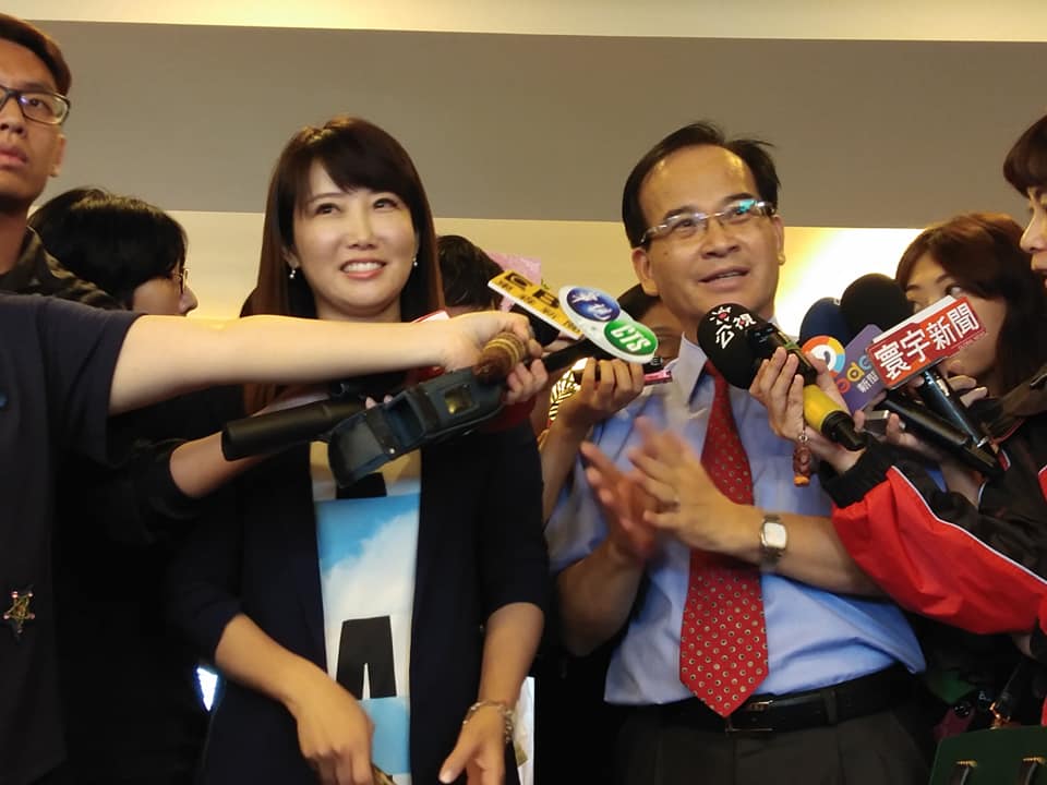 前台南縣長蘇煥智召集的台灣維新黨24日成立，前鴻海董事長郭台銘贈花籃致意，永齡基金會副執行長蔡沁瑜也出席成立大會。(王韋婷攝)