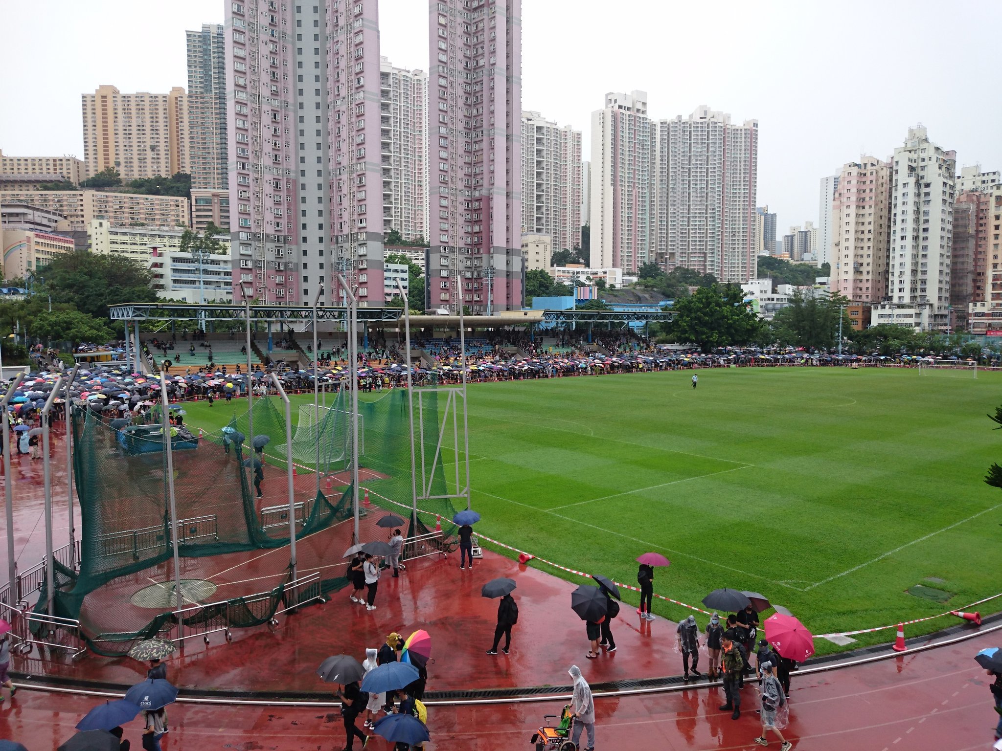 香港反送中民眾25日下午展開荃葵青遊行活動，活動時間預計從下午3時開始，而在起步前大約半小時，活動地點的葵涌運動場看台，已經坐堂滿了參加的民眾。(圖取自推特)