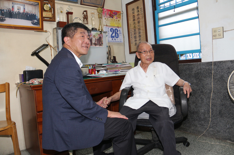 衛福部長陳時中（左）在去(2019)年8月份曾到訪福基診所，為謝春梅老醫師長期深耕地方基層醫療豎起大拇指喊讚。圖:中央社