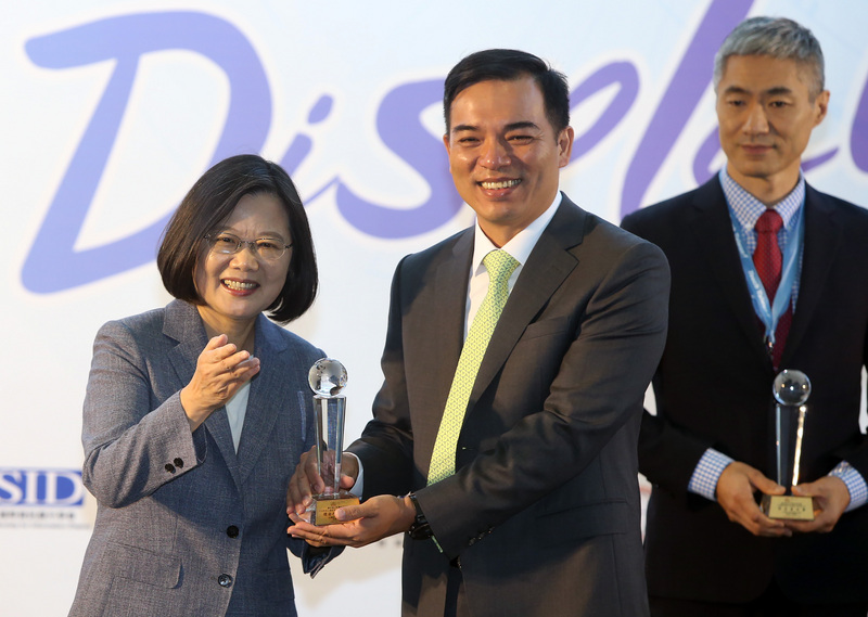 總統蔡英文（左）28日上午在南港展覽館出席「2019智慧顯示展覽會、智慧製造與監控辨識展覽會開幕典禮」，頒獎表揚傑出廠商。(圖：中央社)