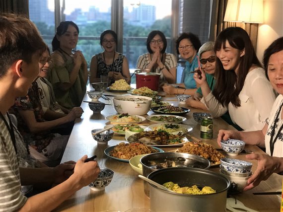 韓國瑜今天在國政直播開講中提出青年政策3解方，內政部回應表示，其中一些已是政府現正推動的政策。圖為青銀共居體驗營的活動照片。(圖: 新政市政府)