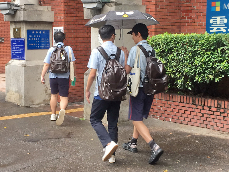 針對國高中延後到校提案，全國家長團體聯盟調查，有七成五不贊成。示意圖。（中央社）