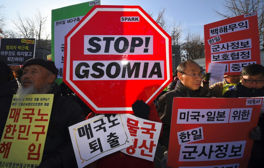 韓日防長會談無共識，韓日軍情協定(GSOMIA)終止倒數中。圖為南韓民眾手持抗議標語。(AFP資料照)
