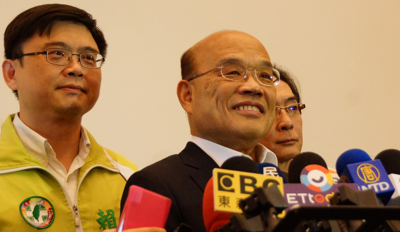 高雄愛情摩天輪30日舉行招商說明會，行政院長蘇貞昌（前右）31日出席「用鋼業者真有力」座談會前受訪表示，若有具體規劃，中央都會一本公平及協助發展角度來幫忙。(圖：中央社)