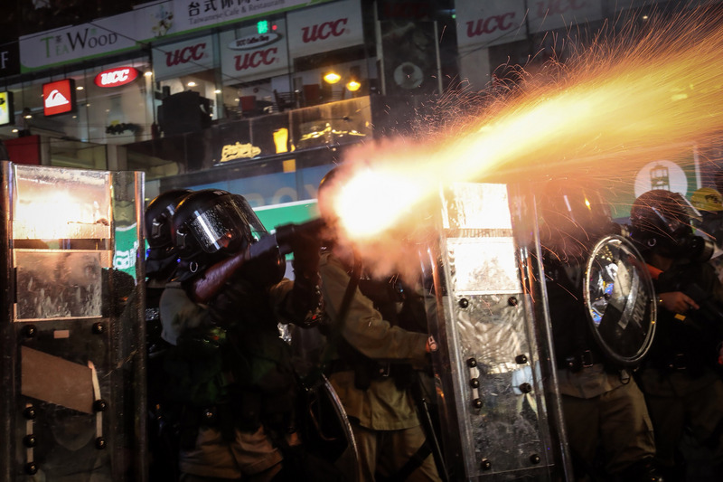 圖為香港鎮暴警察發射催淚彈，強勢驅離示威民眾。(資料照片/CNA)
