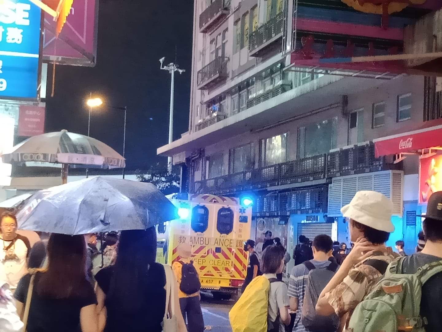 831晚上，銅鑼灣再有示威者受傷，救護車前往現場收治傷患。（黃美珍拍攝）