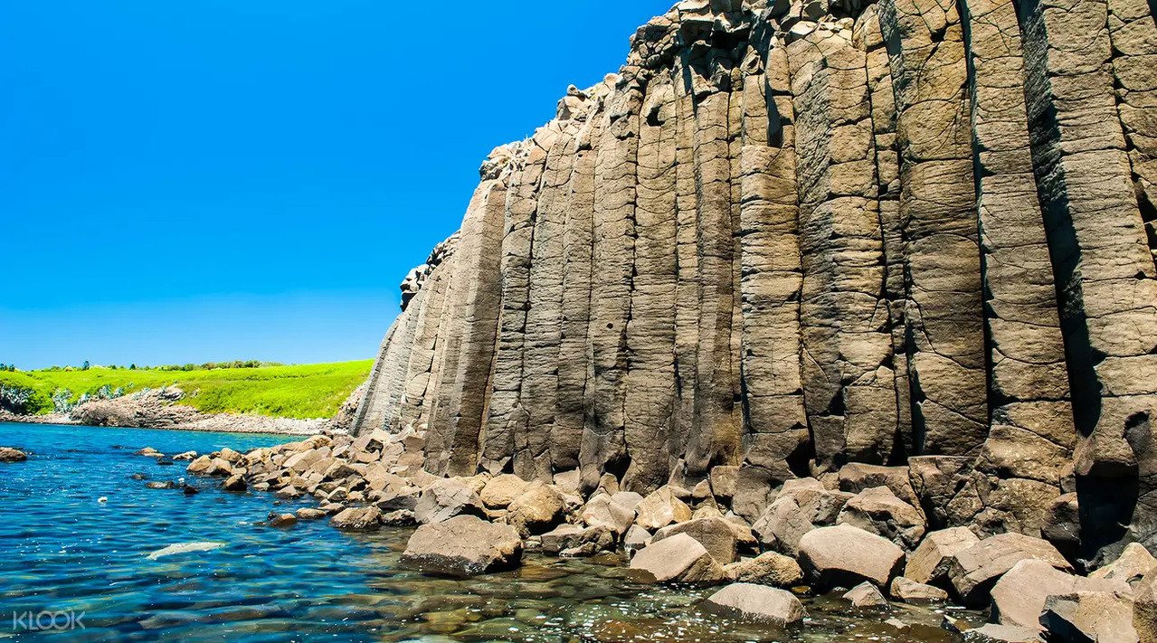 澎湖四島是台灣離島熱門的旅遊景點，島上保存良好的自然美景是最佳的攝影背景；此外，這裡還有知名的「藍洞」，僅能藉由海路到達。(圖：KLOOK提供)