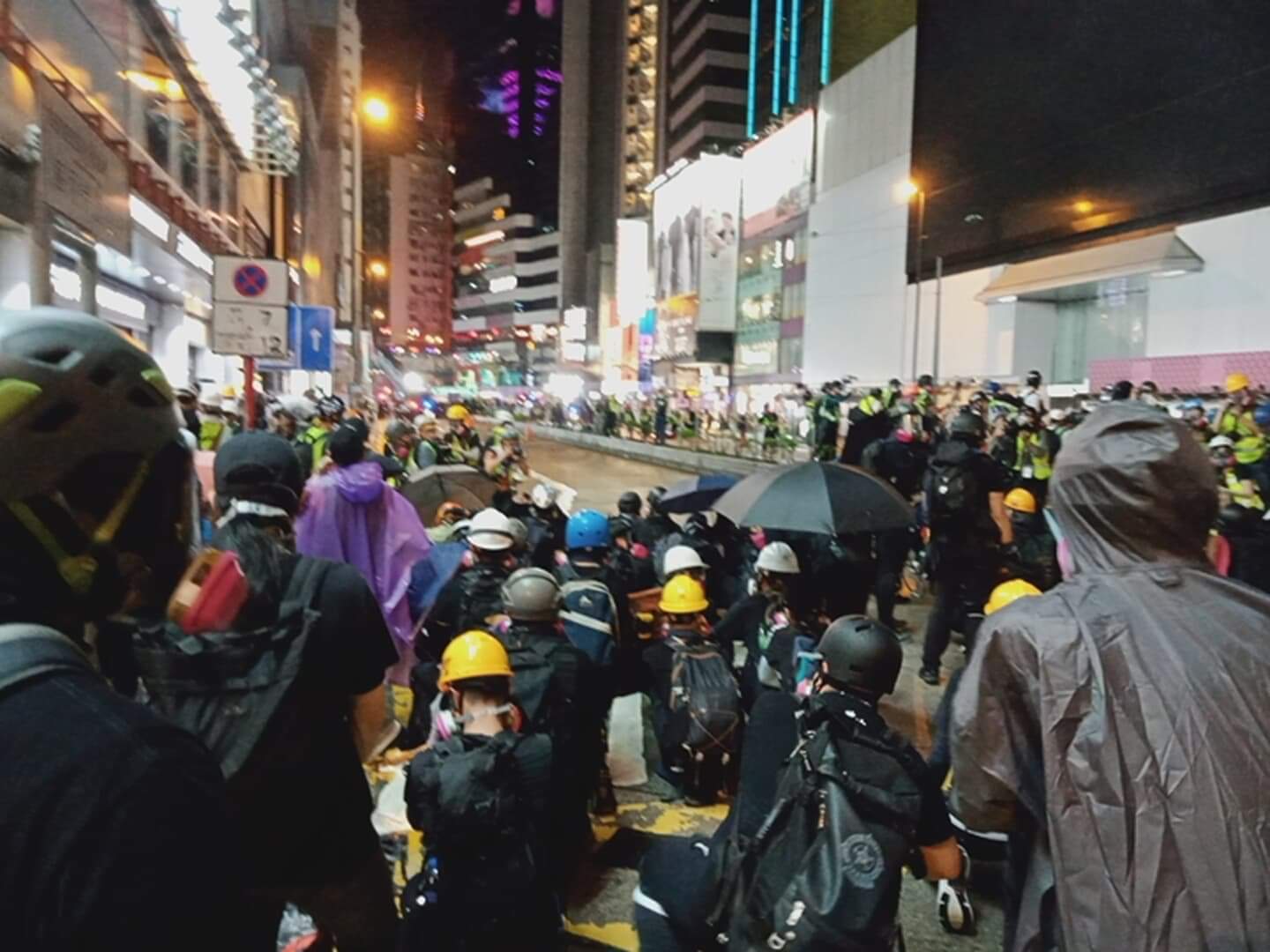 香港監警會發表「反送中」警方執法調查報告，提到警員殺人這種傳言完全沒有證據。圖為831晚上香港銅鑼灣地區示威者與警方對峙，警方多次發射摧淚彈。（黃美珍拍攝）