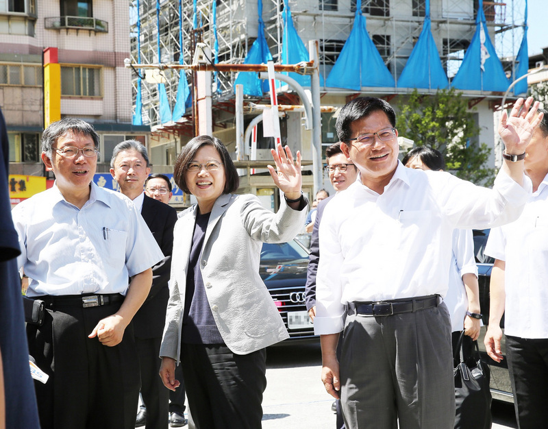 總統蔡英文（中）、台北市長柯文哲（左）、交通部長林佳龍（前右）2日上午出席「全國計程車產業提升服務2.0計畫暨老舊計程車汰舊換新成果展示與發表記者會」，這是蔡總統及柯文哲在去年12月以來首度同台，格外引人注目。(圖：中央社)