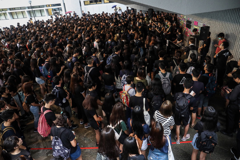 香港「反送中」運動爆發至今，警方共拘捕了1596人，當中包括464名學生。圖為香港大專學界發起罷課集會，多名學生參與行動。(資料照/中央社)