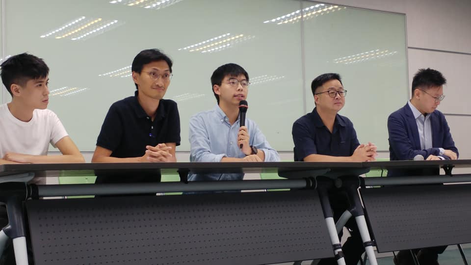 香港眾志秘書長黃之鋒等人拜會民進黨中央黨部。(劉玉秋 攝)