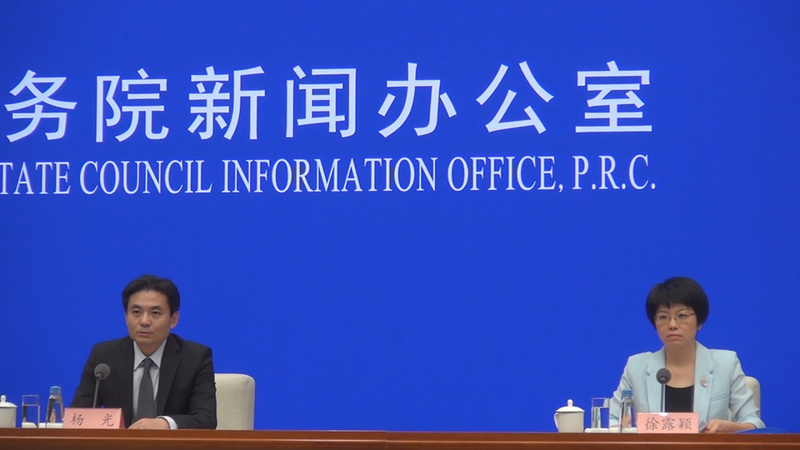 中國政府力挺港府禁蒙面法，中國港澳辦更將「反送中」運動定調為「港版顏色革命」。圖為港澳辦發言人楊光（左）、徐露穎（右）。檔案照片/中央社