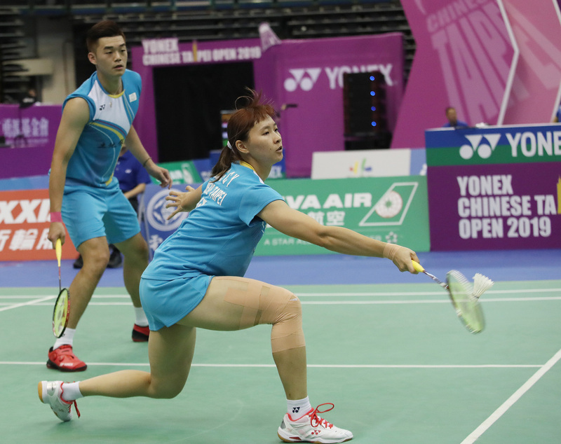 混雙組合王齊麟（左）、程琪雅（右）在澳門羽球公開賽摘銀。（資料照／中央社）