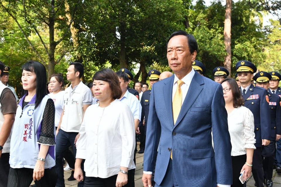 鴻海集團創辦人郭台銘3日上午到嘉義，參加鐵路警察李承翰入祀忠烈祠的儀式。(郭台銘辦公室提供)