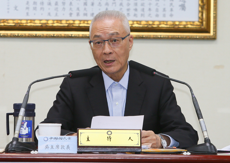國民黨主席吳敦義28日針對鴻海創辦人郭台銘退黨申請表示，27日已同意郭台銘離開國民黨。(資料照/中央社)